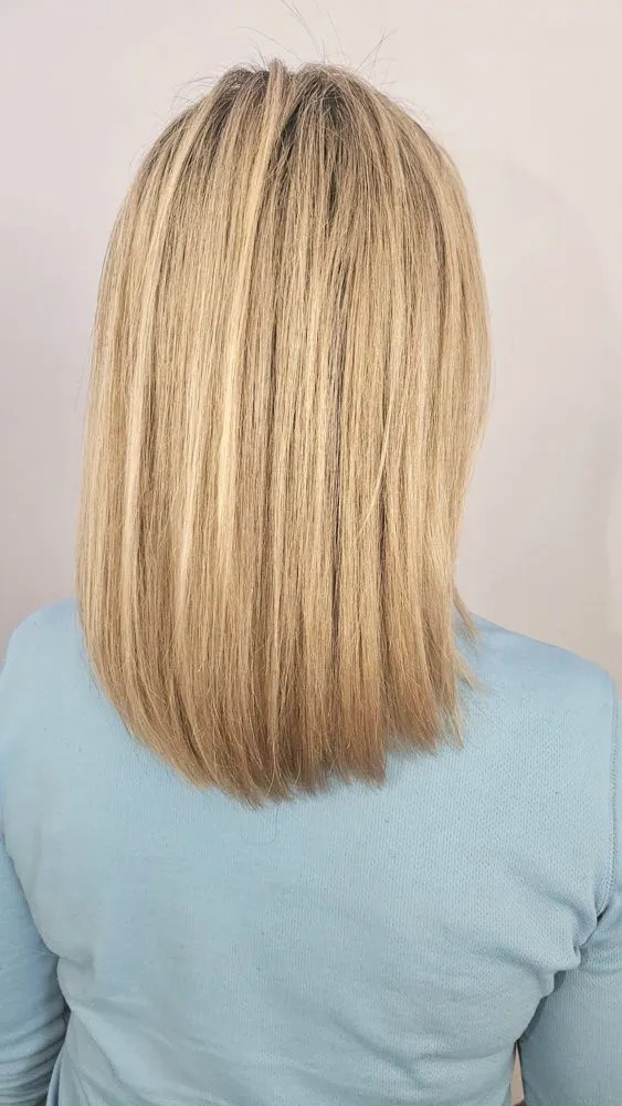 Blonds bobs, skats no aizmugures