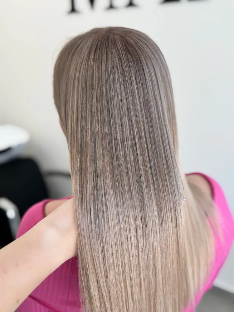 Gaišs balayage ar pāreju no tumšākām saknēm